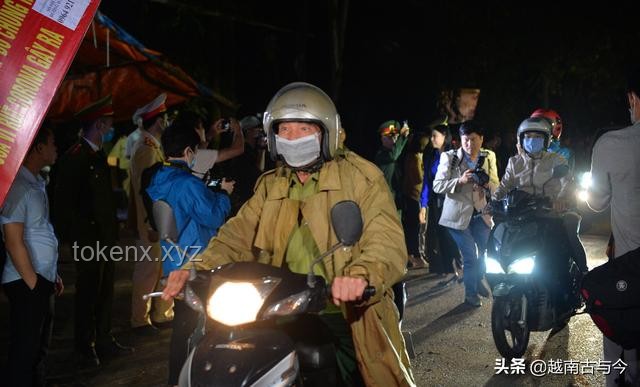 飞车党紧追吓哭小女孩，警方迅速回应保障民众安全